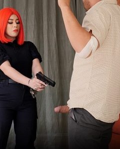 Giselle Montes. NALGONAS TETONAS. A punta de pistola, Giselle Montes obliga al delincuente a mostrarle su polla.