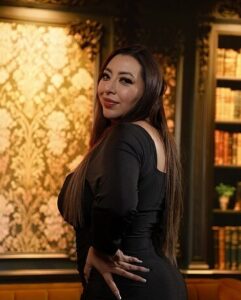 Kari Cachonda. Blowjob Brunettes. It's almost impossible for Kari Cachonda to hide her huge, juicy tits.