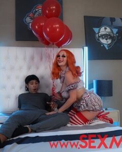 Emily Thorne. Ropa Sexy Hermanastra. La payasa Emily Thorne se acerca al chico, amenazante y caliente.